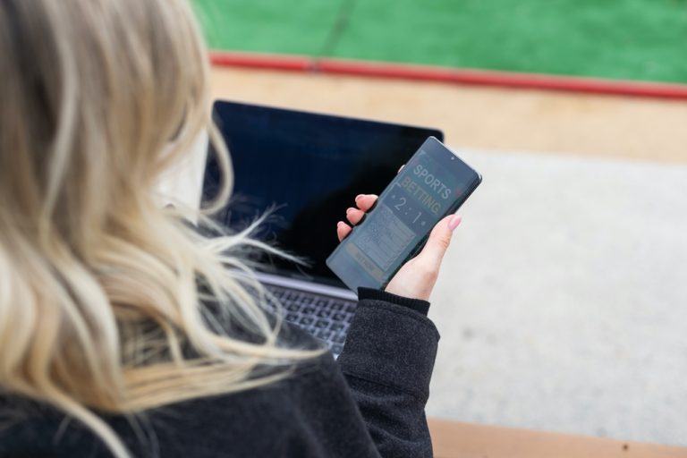 How do I verify the legitimacy of an online California sportsbook?